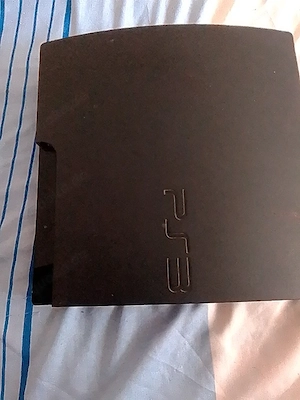 PlayStation 3 mit Controller und 3 Spiele