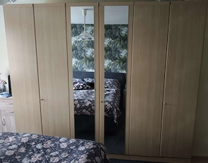 Kleiderschrank mit Spiegel 
