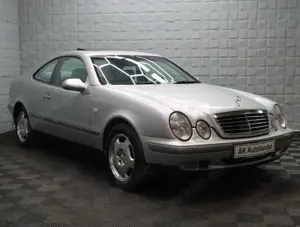 Mercedes-Benz CLK 220 Automatik PDC Klimaautomatik SHZ 8-fach Bild 3