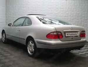 Mercedes-Benz CLK 220 Automatik PDC Klimaautomatik SHZ 8-fach Bild 4