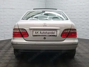 Mercedes-Benz CLK 220 Automatik PDC Klimaautomatik SHZ 8-fach Bild 5