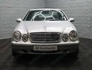 Mercedes-Benz CLK 220 Automatik PDC Klimaautomatik SHZ 8-fach Bild 2