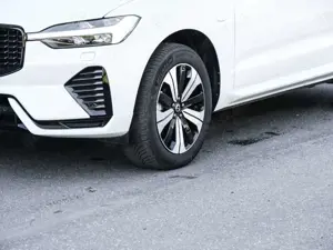 Volvo XC60 Plus Dark Recharge Plug-In Hybrid AWD StandHZG AHK Bild 3