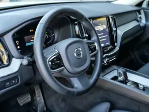 Volvo XC60 Plus Dark Recharge Plug-In Hybrid AWD StandHZG AHK Bild 5