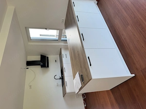 Küche weiß modern Kücheninsel Küchenzeile schwarze Griffe Spülmaschine Backofen Elektrogeräte