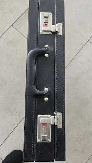 Aktenkoffer abzugeben 