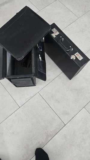 Aktenkoffer abzugeben 