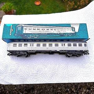 3 x Märklin HO Modelle--2 x Silberlinge Nah Verkehr und  1 x D Zug Gepäckwagen  mit OVP Bild 3