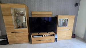 Wohnwand mit Vitrine und Sideboard