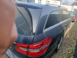 Mercedes-Benz E 220 E-Klasse T-Modell Diesel T CDI DPF BlueEFFICIENCY Automatik Bild 4