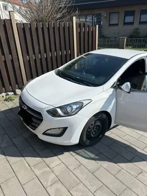 Hyundai i30 blue 1.6 CRDi Passion Bild 2