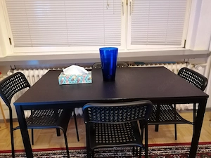 Esstisch Set + Blaue Vase