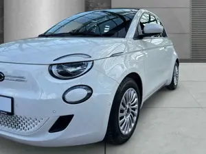 Fiat 500e Kamera Memory CarPlay DAB Keyless Memory Sitze App Bild 4