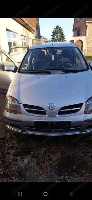 Nissan Almera Tino