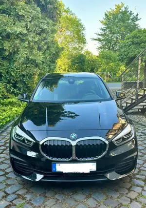 BMW 118 TOP Ausstattung, gepflegt, F40 Baureihe, viele Extras, 2x Sätze Reifen + Felgen, frischer TÜ
