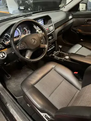 Mercedes-Benz E 200 E 200 CGI BlueEfficiency Avantgarde Limousine Bild 2