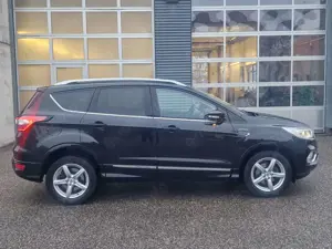 Ford Kuga 1.5 Klimaautomatik NAVI BI-XENON Bild 3