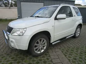 Suzuki Grand Vitara 1.6 Black and White