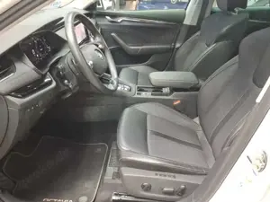 Skoda Octavia Octavia Combi 2.0 TDI Style PANO AHK NAV Bild 3