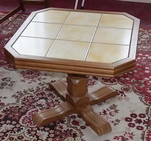 Tisch dekorativ mit Fliesen belegt