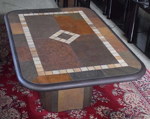 Tisch Wohnzimmer mit Steinzeug dekoriert