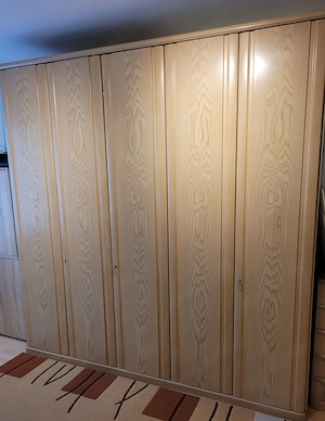    Schrank  zu verschenken (wegen Wohnungsaufgabe)