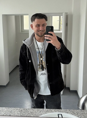 Junger sportlicher Mann sucht Frau für heißes Abenteuer