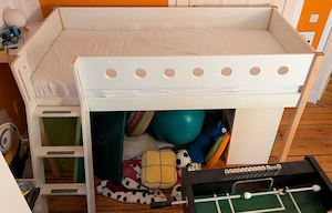 Kinderbett Skandic FLEXA White Halbhohes Bett Schrägleiter weiß