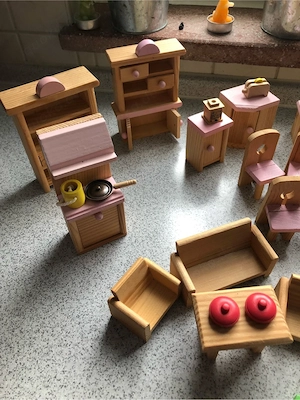 Holzpuppenhaus mit ganz viel Zubehör Bild 4