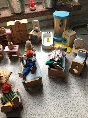 Holzpuppenhaus mit ganz viel Zubehör Bild 3