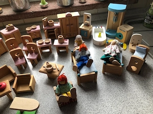 Holzpuppenhaus mit ganz viel Zubehör Bild 5
