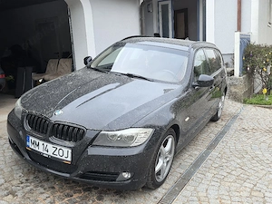 Supercomputer, das BMW M5 Sportwagenmodell oder metrisch