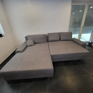 Graues Ecksofa mit Ottomane - moderne Wohnlandschaft