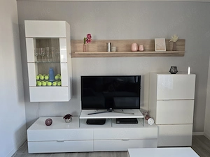 Moderne Wohnwand in weiß Eiche   sehr gepflegt   viel Stauraum