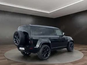 Land Rover Defender 110 4.4 Benzin P635 OCTA Black Edition Bild 2