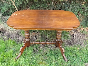  Wohnzimmer- oder Schreibtisch antik um 1890.