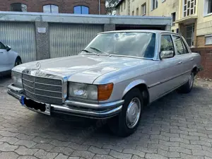 Mercedes-Benz S 280 W116 mit doppelter Chromstoßstange