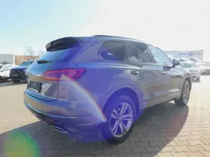 Volkswagen Touareg 3.0 TDI V6 R-Line 4Motion Black Style Bild 5