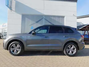 Volkswagen Touareg 3.0 TDI V6 R-Line 4Motion Black Style Bild 2