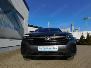 Volkswagen Touareg 3.0 TDI V6 R-Line 4Motion Black Style Bild 3