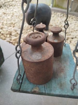 Alte Sackwaage mit Gewichten