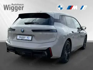 BMW iX xDrive45/M-Sportpaket/HUD/StandHZG/AHK-el. klappb. Bild 3