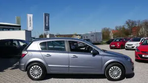 Opel Astra TÜV,- Kundendienst Neu Scheckheftgepflegt Klima Bild 2