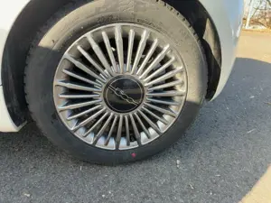 Fiat 500e Base 42 kWh *8-fach bereift* Bild 4