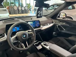 BMW X1 sDrive20i M SportPro 19" Pano AHK hk Driving+ 360 Bild 4