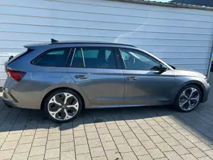Skoda Octavia Kombi RS 2.0 TSI DSG 265 PS AHK*Panorama*DCC*19"*A Bild 4