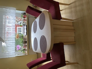 Esszimmertisch mit zwei Einlegeplatten + 4 Stühle