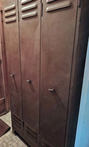 Alter Blechschrank