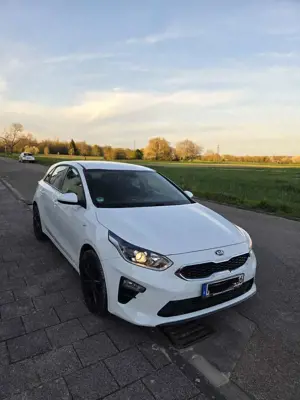 Kia Ceed / cee'd 1.4 / 1. Hand / Garagen-KFZ / Sparassist / Tempoma