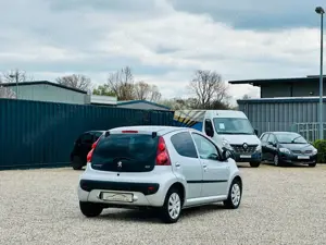 Peugeot 107 Active Bluetooth Klima TÜV + Service NEU LED Bild 5